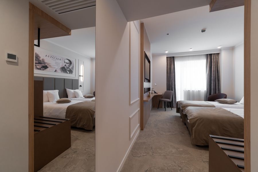Vedere din zona de acces către paturile camerei Business Premium Twin