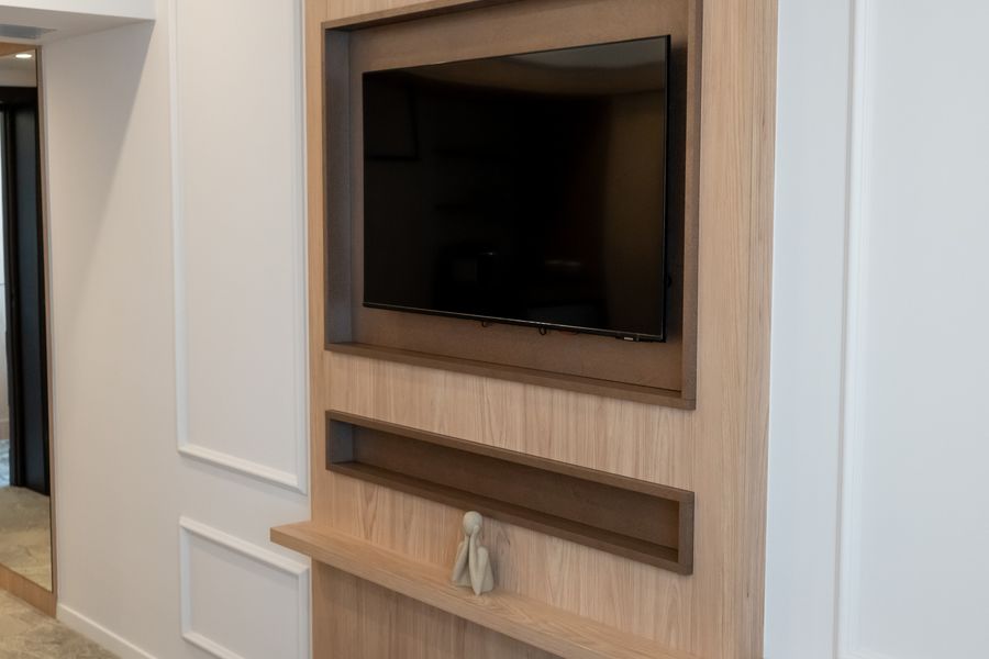 Televizor și mobilier media în camera Business Premium Twin