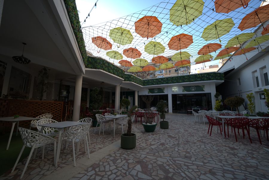 Grădina Hotelului Decebal din Bacău, vedere generală